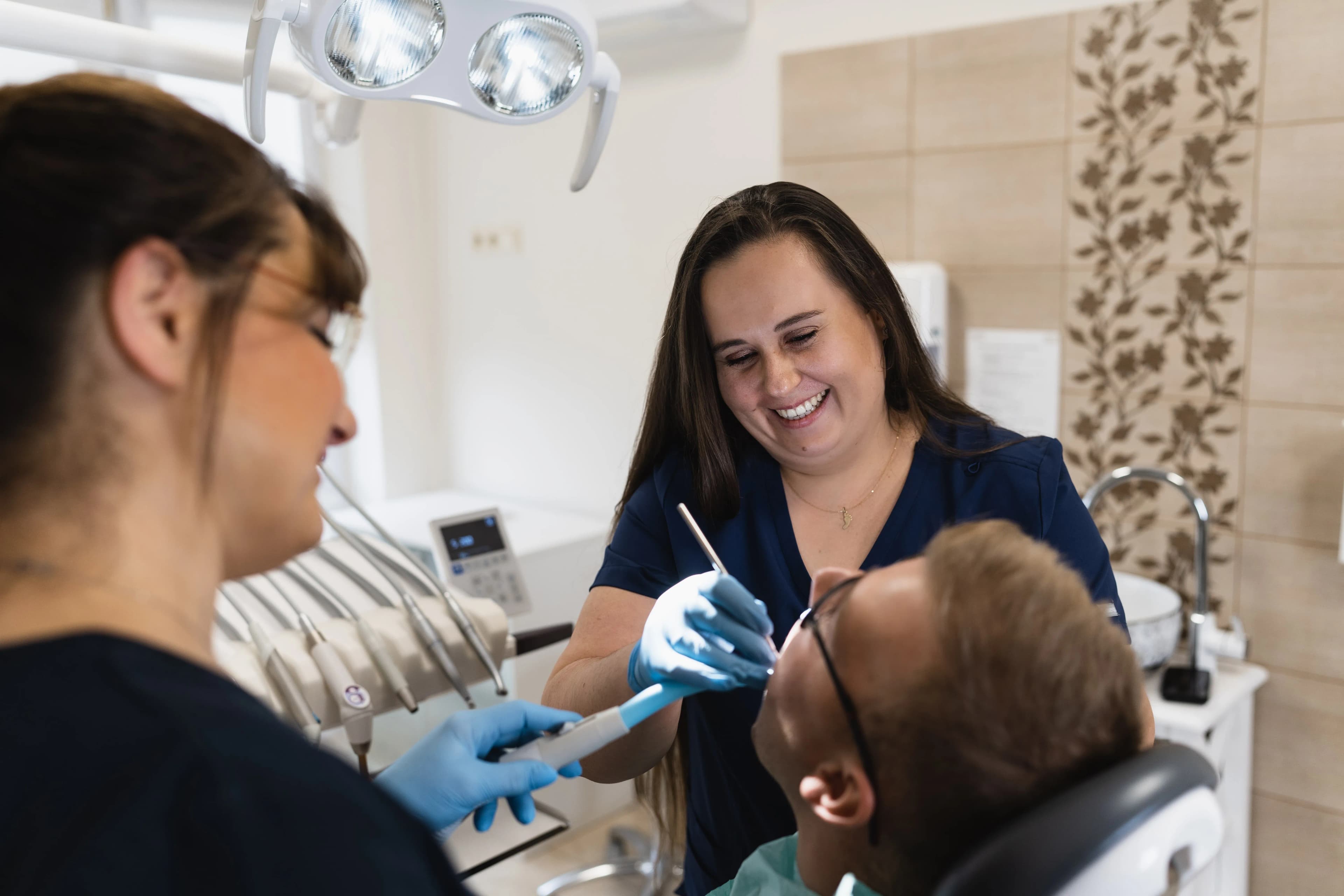 Nowoczesny gabinet stomatologiczny z zaawansowanym sprzętem medycznym